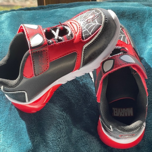 Marvel Red and Black Sneakers with Velcro Closure Kids size 8 - Picture 2 of 13